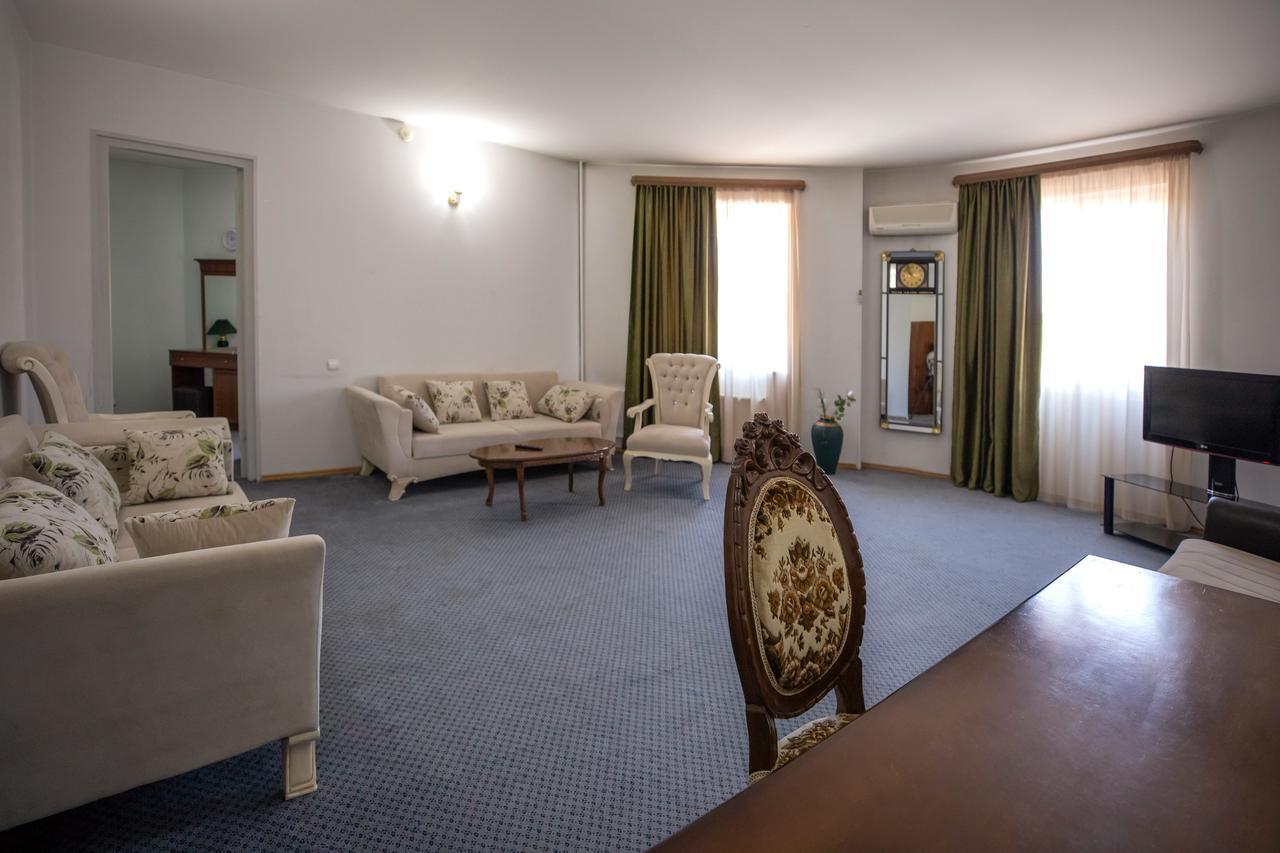 Leader Hotel Gori Exteriér fotografie
