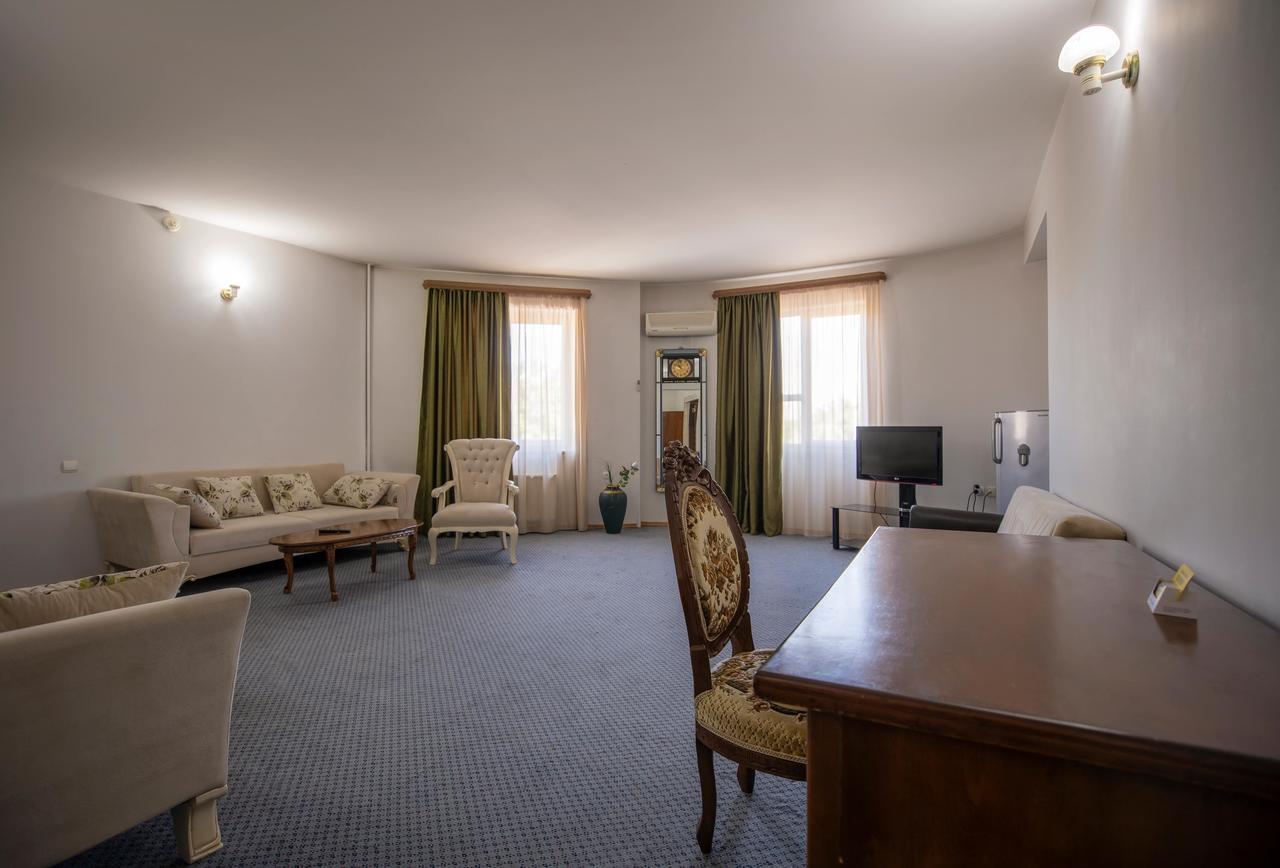 Leader Hotel Gori Exteriér fotografie